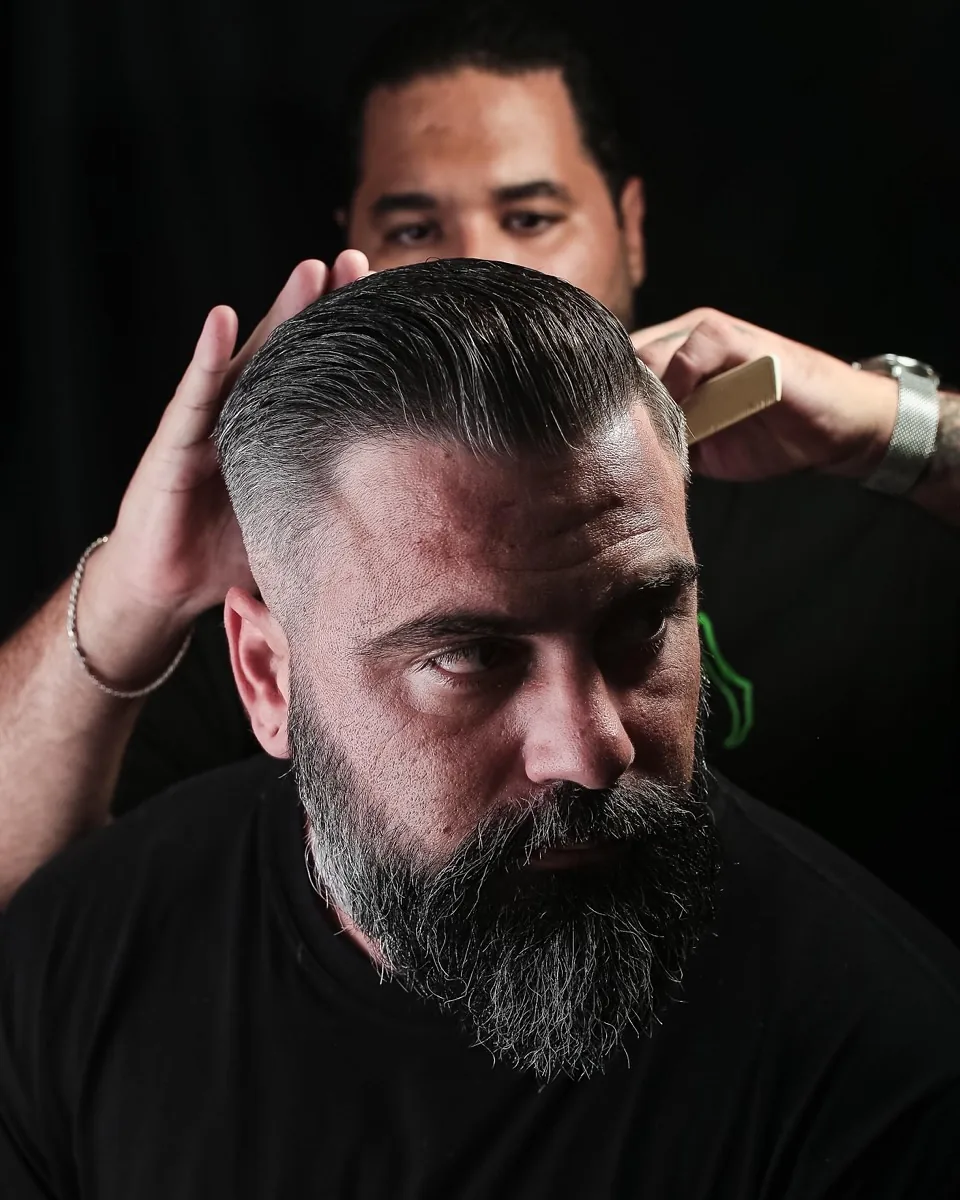 Barbeiro finalizando o corte com pomada Knucklehead